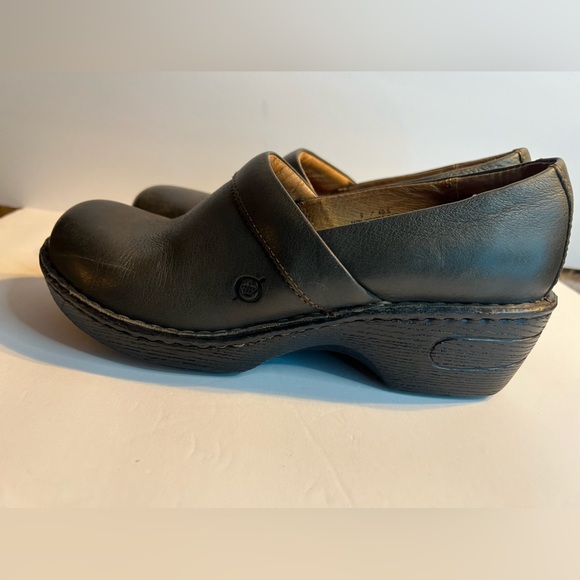 Extremely Comfortable BORN Green leather clogs in a size 9 - Picture 1 of 8